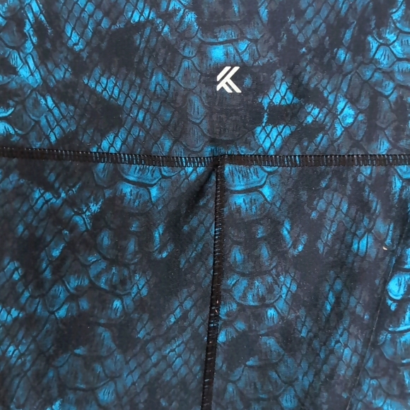 Women’s KYODAN SET Leggings (large) & Sports Bra (medium). BLUE SNAKESKIN - Picture 6 of 10